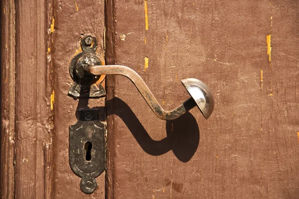 Punho da porta de ferro forjado antigo — Fotografia de Stock