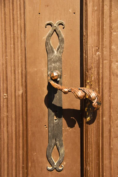 Oude smeedijzeren deurklink — Stockfoto