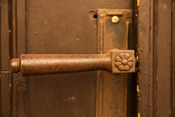 Rusty ancient door handle — Stock Photo, Image