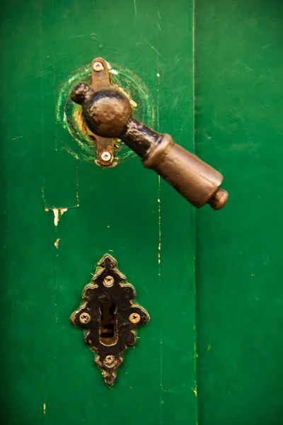 Oude ijzeren deur handvat — Stockfoto