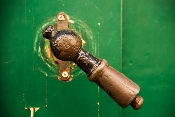 Кованая ручка двери — стоковое фото