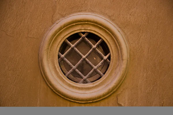 Pequeña ventana con rejilla — Foto de Stock