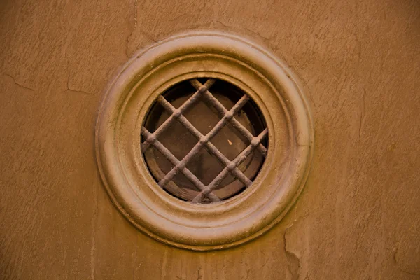 Pequeña ventana con rejilla —  Fotos de Stock
