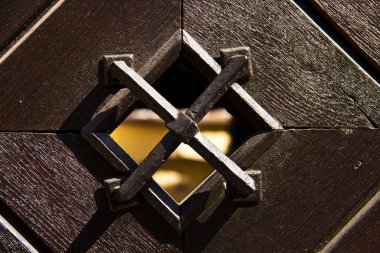 kılavuz ahşap bir kapı ile küçük pencere