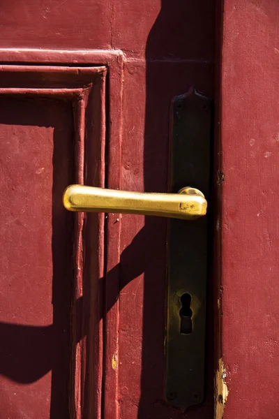 Oude deurklink van een houten deur — Stockfoto