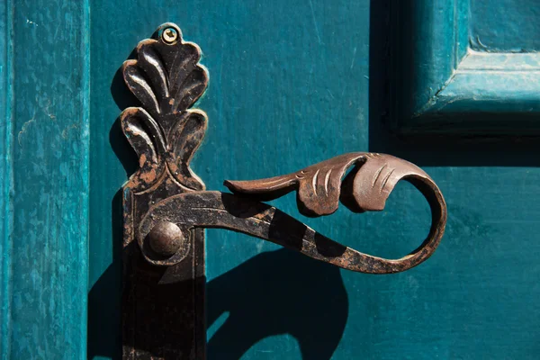 Украшенная старая дверная ручка — стоковое фото