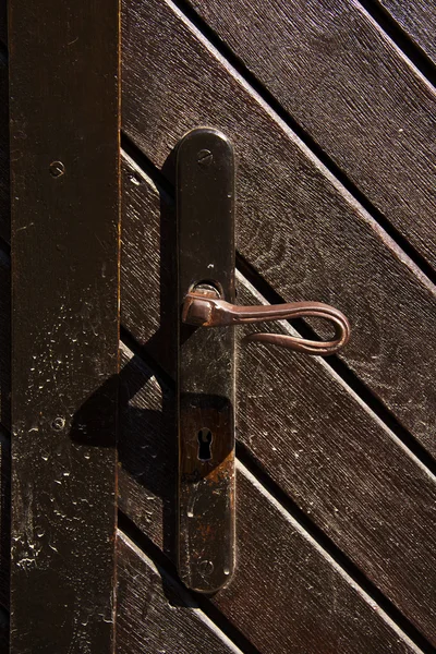 Maniglia di porta vecchia di una porta di legno — Foto Stock