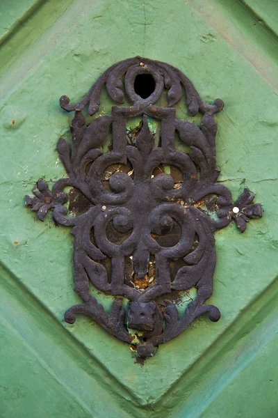 Decoración de hierro forjado envejecido de una puerta de madera verde — Foto de Stock