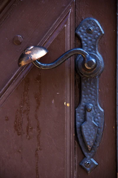 Mango de puerta vieja de una puerta de madera —  Fotos de Stock