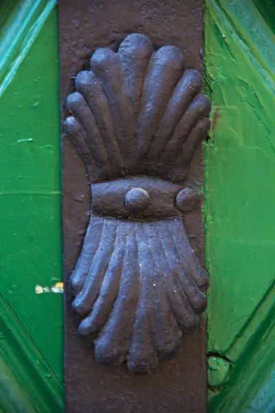 Décoration en fer forgé sur une porte en bois — Photo