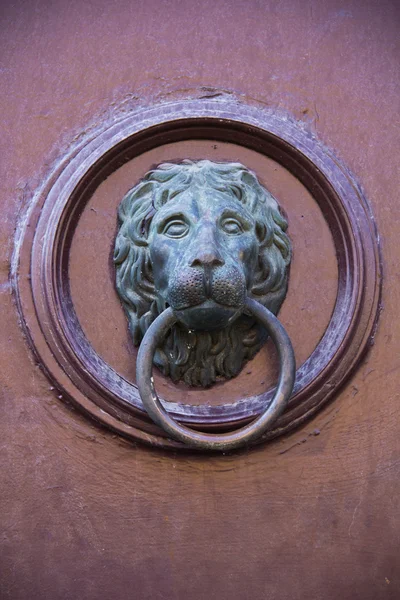 eski aslan kapı tokmağı