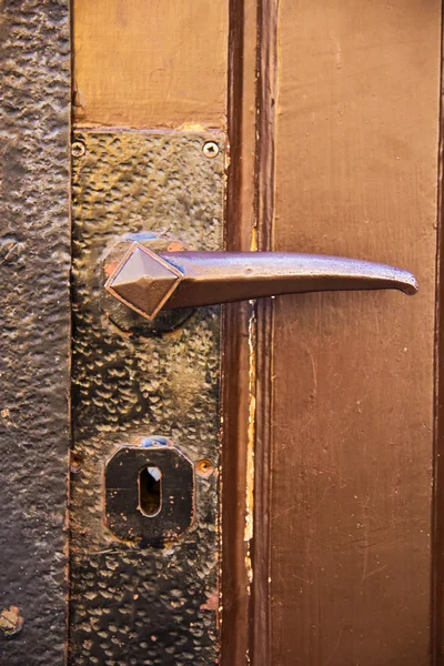 Древняя дверная ручка — стоковое фото