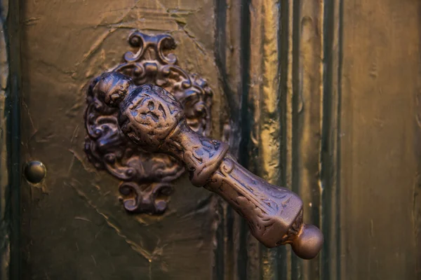 Punho da porta de ferro forjado — Fotografia de Stock