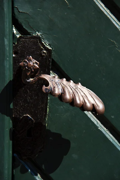 Παλιά λαβή της πόρτας του επεξεργασμένου σιδήρου — Φωτογραφία Αρχείου