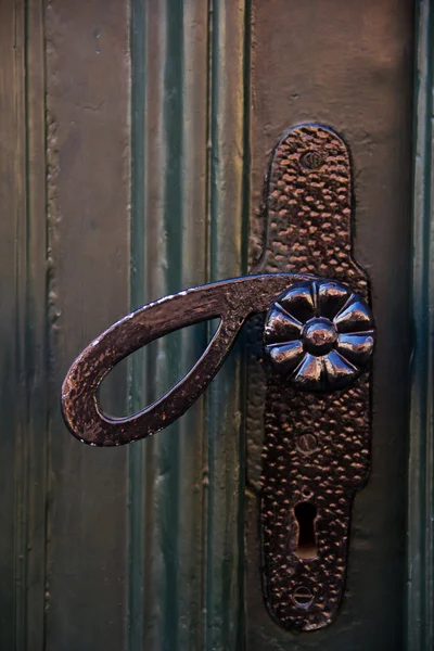 古い錬鉄のドア ハンドル — ストック写真