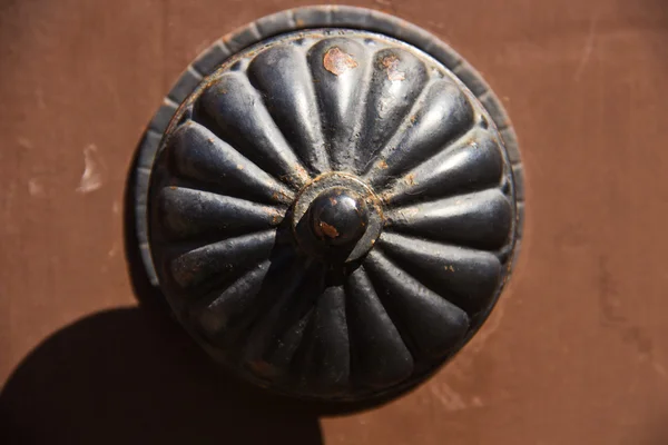 Ornate velho maçaneta da porta — Fotografia de Stock