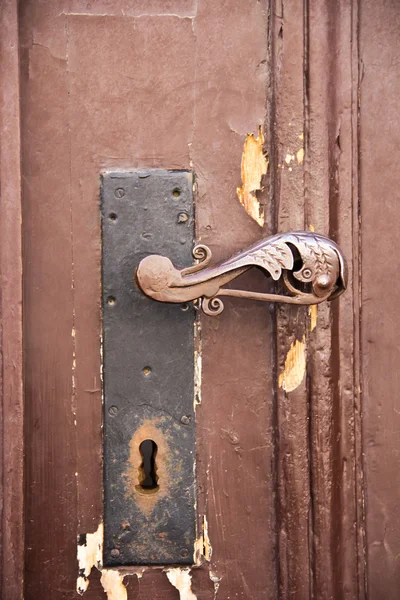Aged door handle of a wooden door — Stock Photo, Image