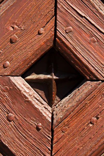 Weinig venster op een houten deur — Stockfoto