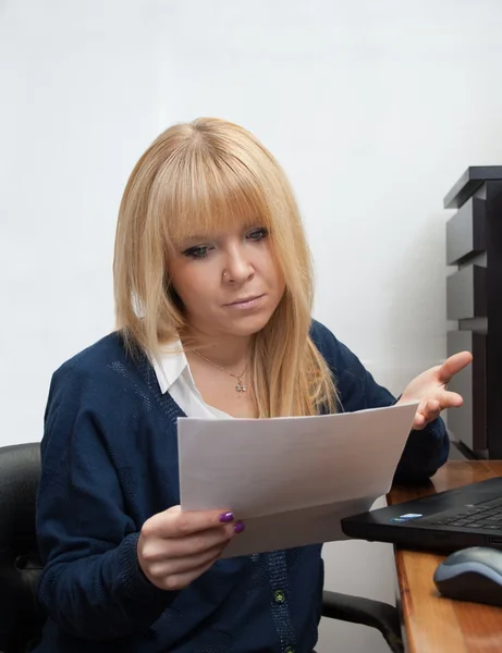 Office girl gets a warning letter from the boss — Stock Photo, Image