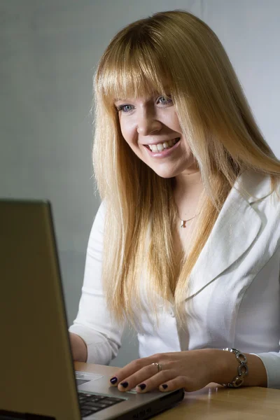 Feliz chica adolescente chat en línea en la red social con el ordenador portátil —  Fotos de Stock