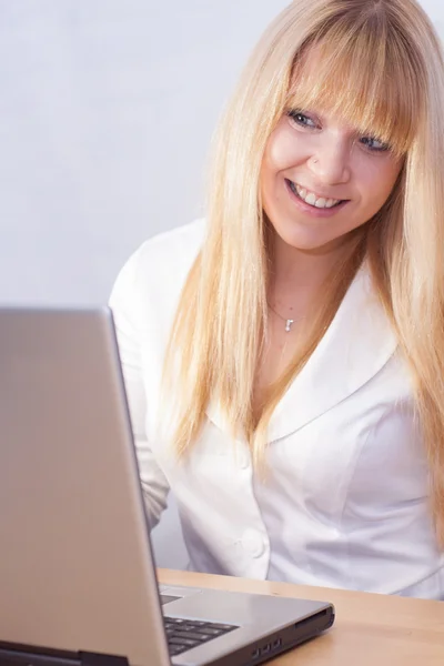 Happy teenager girl chat online with laptop — Stock Photo, Image