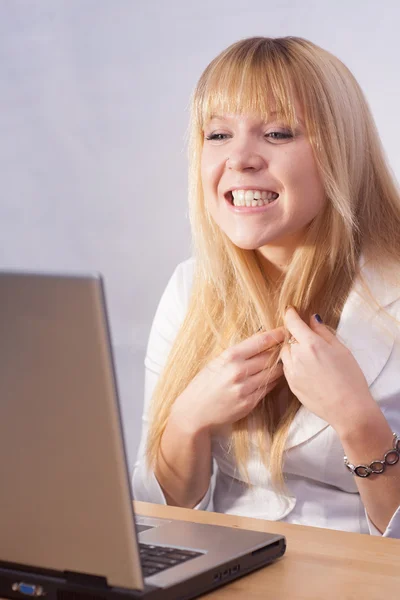 Feliz chica adolescente chat en línea en la red social con el ordenador portátil Fotos de stock libres de derechos