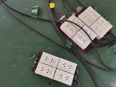 Çok amaçlı bir binada eski prizler