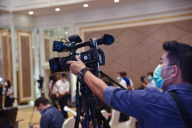 Bir teknisyen 28 Ekim 2021 'de, Nonthaburi, Tayland' da bir basın toplantısının videosunu kaydediyor.