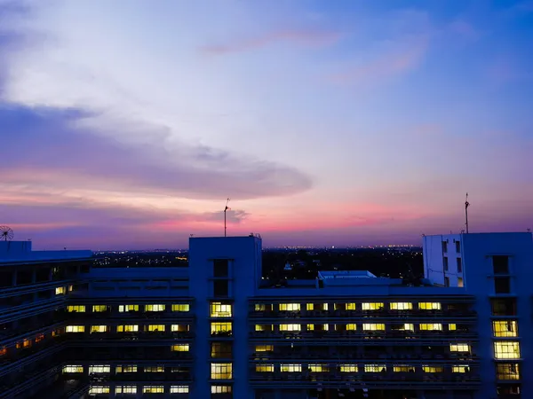 Abendhimmel Mit Beleuchtung Von Bürogebäuden — Stockfoto