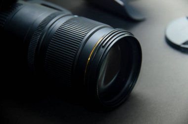 Siyah gri arkaplanda dijital kamera için yakınlaştırma lensi izole edildi