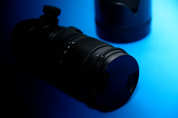 Professional Zoom Lens Digital Slr Digital Cameras Isolated Blue Background — Stock Photo, Image