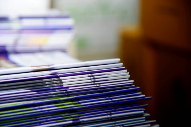 Üniversite kütüphanesinde yığınla kitap var.