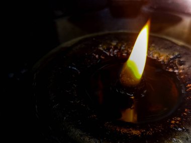 Petrol kazanlarındaki alevler parkta Buda 'ya tapar..