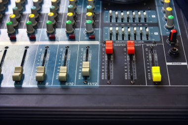 Büyük ses devresi kontrol düğmeleri