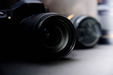 Gri, izole edilmiş lensli dijital DSLR kamera