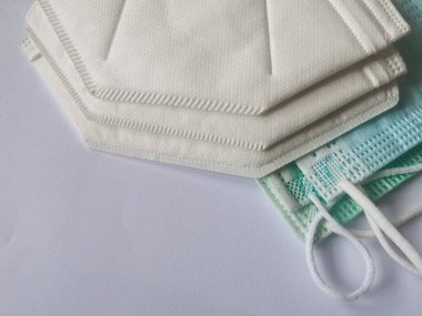 Beyaz bir arka planda covid 19 'u önlemek için tıbbi maskeler, izole edilmiş