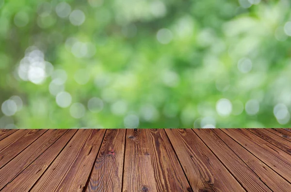 Çalı arka planda ahşap masa ve güzel bokeh