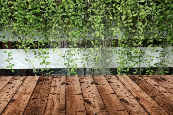 Mesa Madera Sobre Fondo Pared Blanco Hojas Cubiertas — Foto de Stock