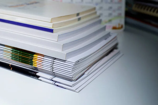 Pila Libros Calendario Escritorio Sobre Fondo Blanco Oficina — Foto de Stock