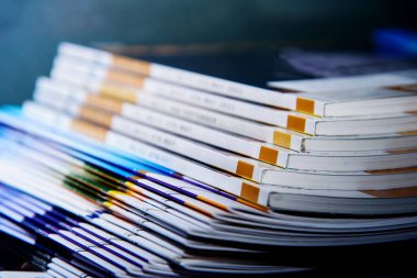 Yıllık rapor dökümanı Bir ticaret bürosu üzerine bir yığın iş belgesi, finans piyasası