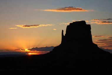 Sunset dramatik gökyüzü Monument Valley, Utah üzerinde, ABD yol gezisi, yaz seyahati, kum taşı oluşum silueti, arka plan manzarası