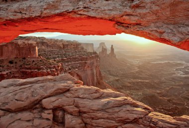 Utah 'taki Kanyonlar Ulusal Parkı' nın Mesa Kemeri 'nden ABD' nin derin kanyonuna olan popüler görüntüsü.