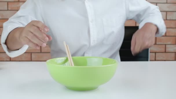Hungrige Thailänder Weißem Hemd Essen Der Mittagspause Mit Stäbchen Heiße — Stockvideo