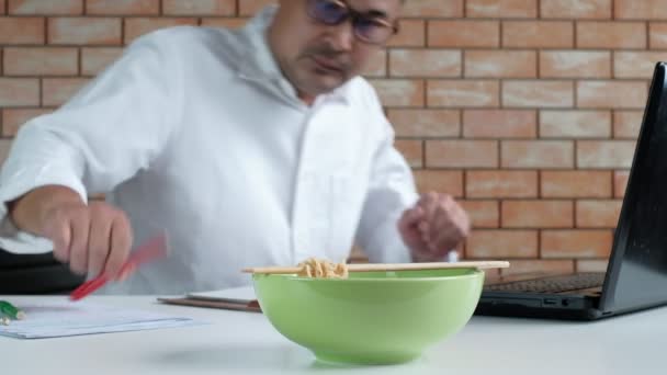 Trabajador Masculino Tailandés Ocupado Trabajando Con Ordenador Portátil Utilice Palillos — Vídeos de Stock