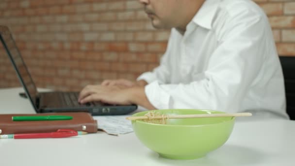 Thai Male Worker Busy Working Laptop Use Chopsticks Hastily Eat — Stock Video