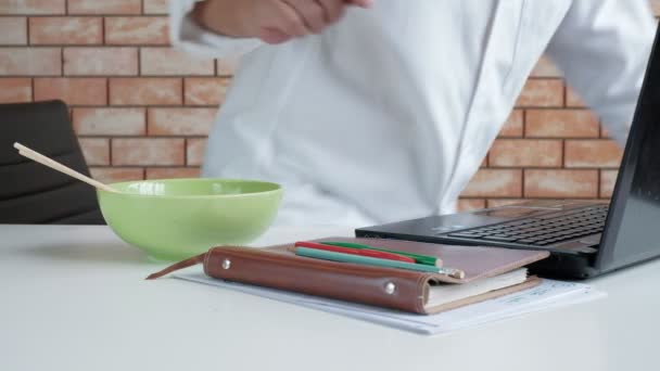 Trabalhador Tailandês Ocupado Trabalhando Com Laptop Use Pauzinhos Para Comer — Vídeo de Stock