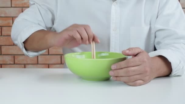 身穿白衬衫的饥饿的泰国人在午休时间用筷子在绿碗里吃热方便面 日本和中国生活方式的传统亚洲快餐餐 — 图库视频影像
