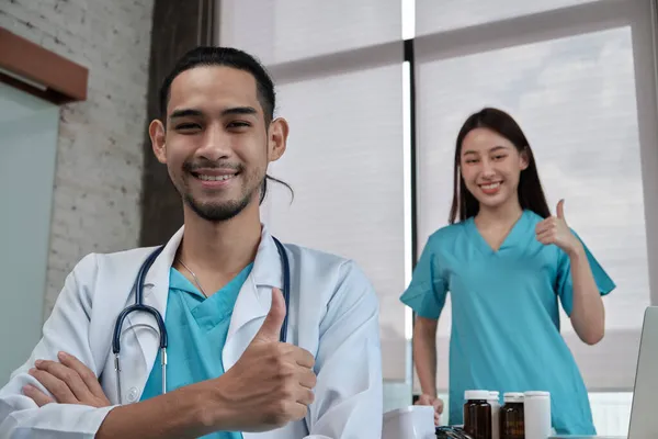 Equipe Parceiros Saúde Retrato Dois Jovens Médicos Etnia Asiática Uniforme — Fotografia de Stock