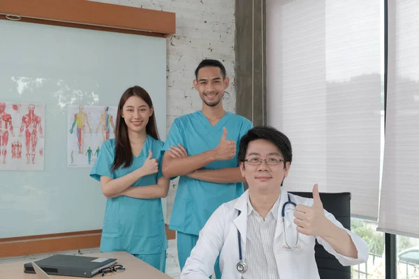 Equipe Confiança Cuidados Saúde Retrato Três Jovens Médicos Etnia Asiática — Fotografia de Stock