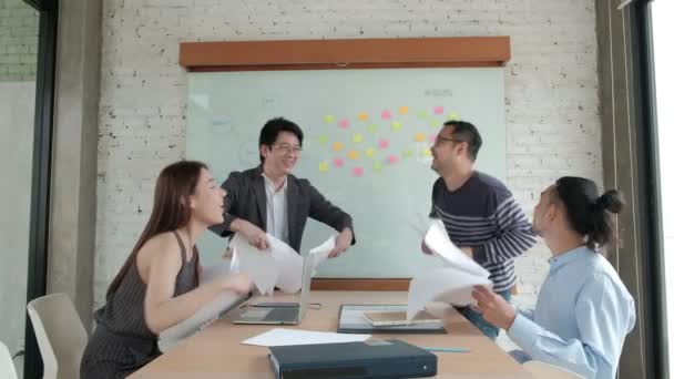 Šťastný Asijský Profesionální Kancelářský Tým Veselý Oslavuje Úspěch Podniku Házeli — Stock video